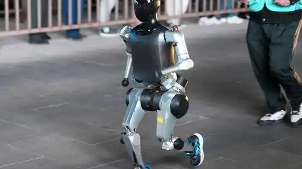 跑完“半马”，人形机器人何时“跑”进百姓家