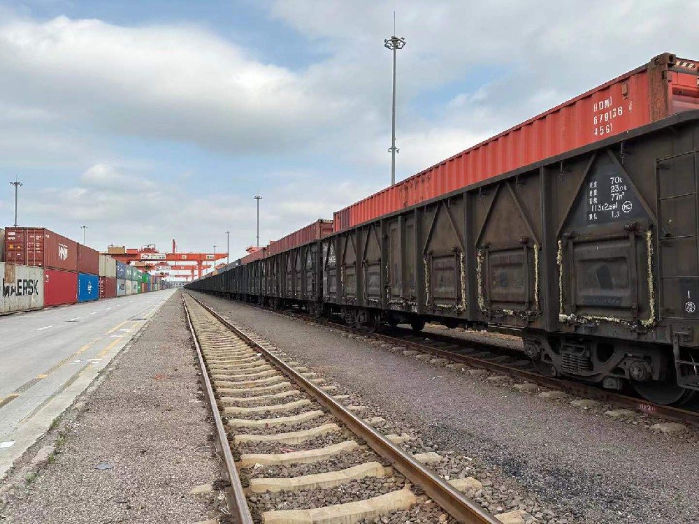 1726635402141746.jpg 铁路货运回暖势头加速 前8月铁路货运量超33亿吨(图1)