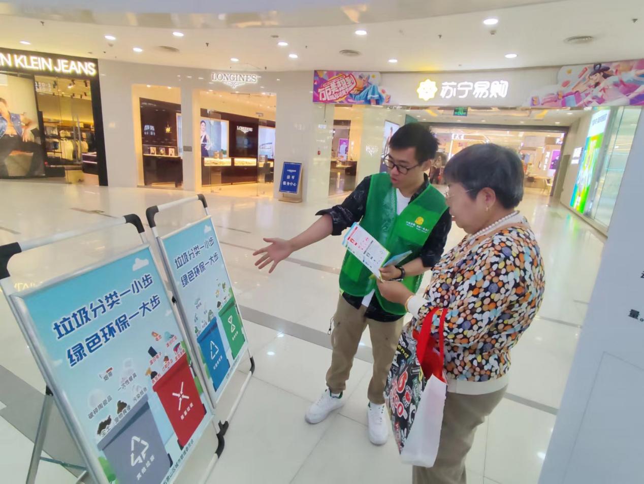 分类新实践!石景山区举办“绿动双节,分类同行”垃圾分类嘉年华活动(图6) 分类新实践!石景山区举办“绿动双节,分类同行”垃圾分类嘉年华活动(图6)