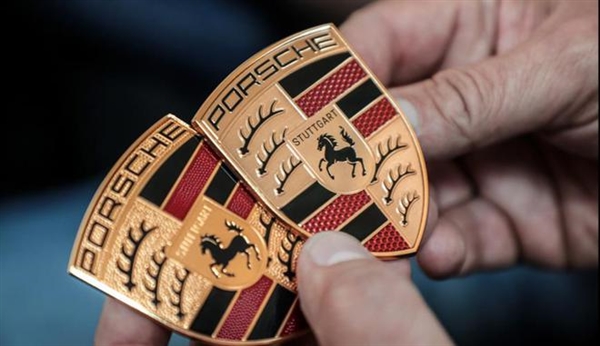 保时捷公布新盾徽：历时3年设计 你看出变化了吗？(图2)