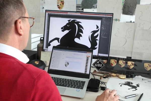 保时捷公布新盾徽：历时3年设计 你看出变化了吗？(图3)