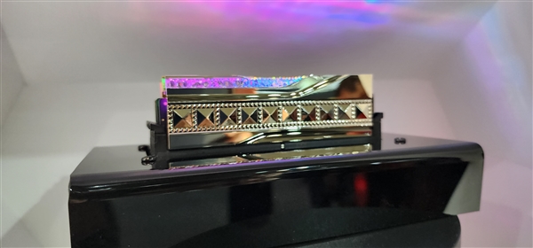 芝奇把内存做出了皇家的感觉!无比耀眼的土豪金(图2) 芝奇把内存做出了皇家的感觉!无比耀眼的土豪金(图2)