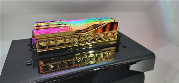 芝奇把内存做出了皇家的感觉!无比耀眼的土豪金(图1) 芝奇把内存做出了皇家的感觉!无比耀眼的土豪金(图1)