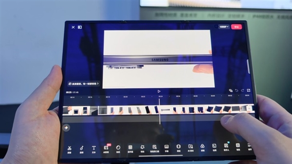 G形三折叠史上首款！三星Galaxy Z TriFold上手(图6)