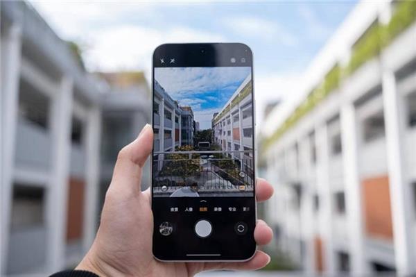 什么手机拍人像最好看 2025年自然感的标杆答案(图1)