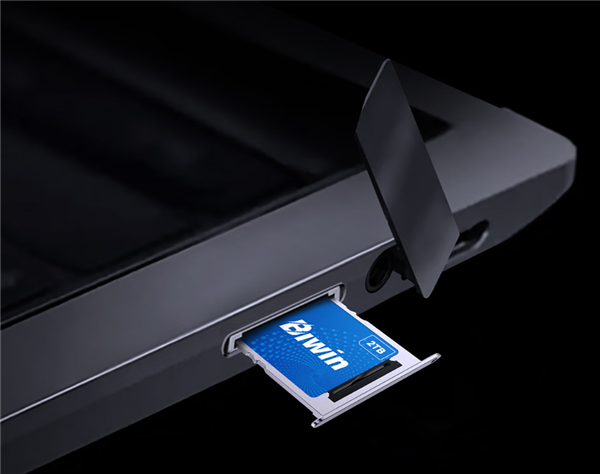 最小消费级固态硬盘来了！国产佰维Mini SSD CL100正式发布：半枚硬币大小 599元起(图2)