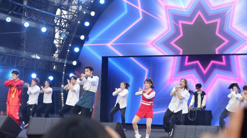 海底捞30周年庆火锅音乐节,科目三嗨翻全场(图2) 海底捞30周年庆火锅音乐节,科目三嗨翻全场(图2)